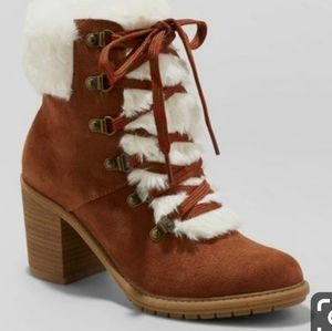 Heeled hiker boot with faux fur